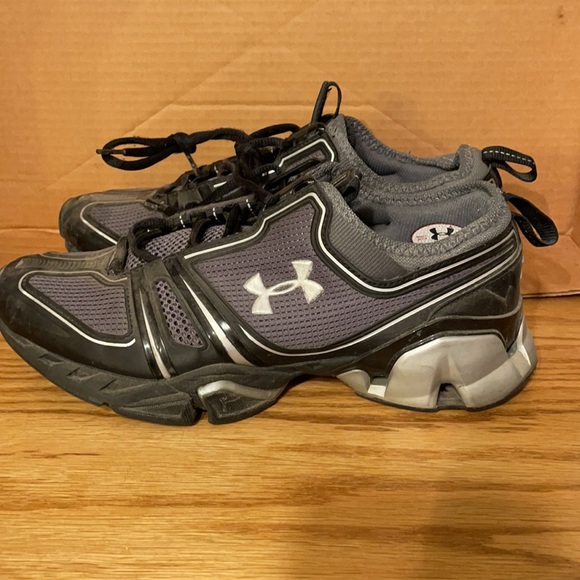 Men’s UA sz 8.5 runners with heat gear technology. Gently used condition. - Picture 2 of 3